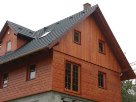 Realizace plastového šindele – DDS II na dřevěné chalupě