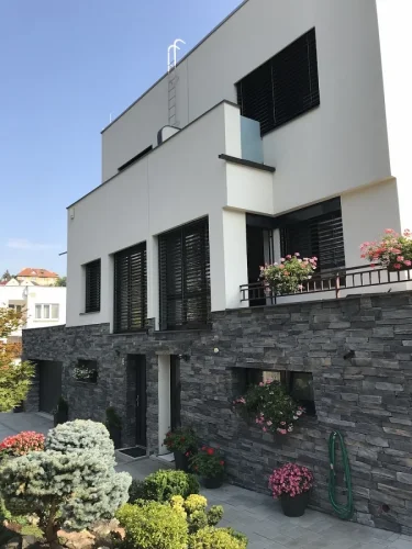 Kamenný obklad, Z BETÓNU, Lámaná skala Ventura, sivá, 17 - 60 x 4 - 18 mm, hrúbka 20 - 50 mm, 0.5 m2