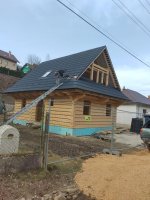Realizace dřevěné roubenky – Černý plastový šindel