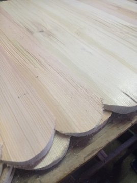 Vyrezávaný drevený valašský šindeľ