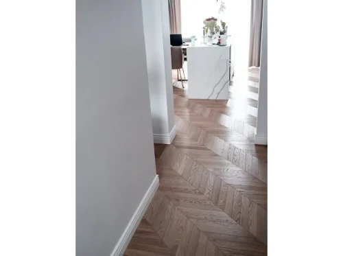 Realizace podlahové lišty v obývacím pokoji s jídelnou