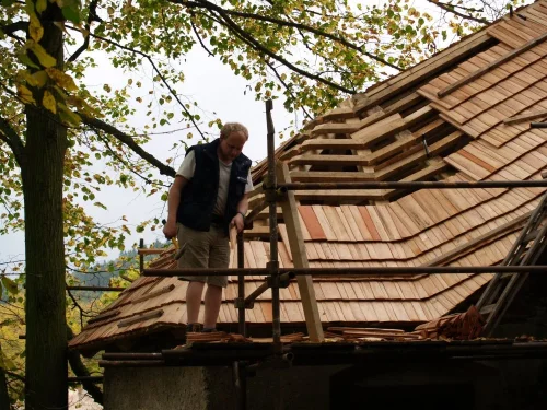 Hrad Perštejn, v podhradí, dřevěný šindel, 2007