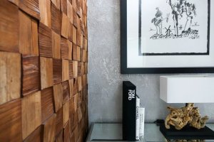 Realizace dřevěného obkladu QUADRO MINI 2 – Borovice u stolku