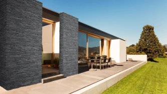 Realizace betonového obkladu PALERMO 2 – Antracitové pásky v exteriéru a interiéru