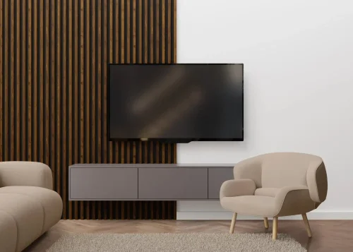 Realizace dřevěných lamel LINEA COMFORT 5 – Tmavý ořech za televizí