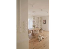 Realizace stropní lišty v útulném obýváku s jídelnou