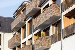 Realizace betonového obkladu COUNTRY 618 – Cihlový obklad na balkonech