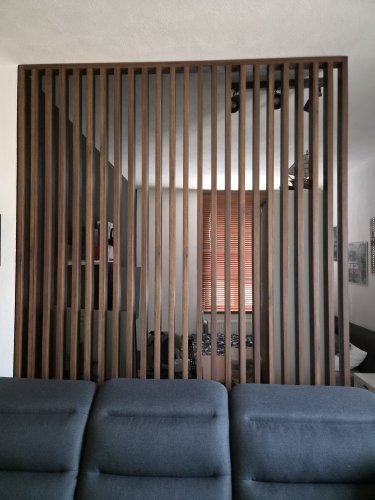 Dělící lamelová stěna - OŘECH, (kompletní sada), MDF + FINISH FOLIE, 29 předpřipravených šířek od 510 do 2750 mm, libovolná výška (maximálně 2750 mm), 70 mm tloušťka příčky - Typ lamel: Kolmo k základně