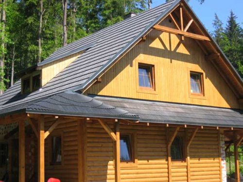 Plastový šindel je tu s námi již téměř 20 let a stále roste jeho obliba