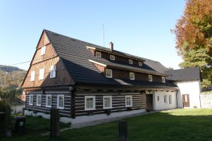 Realizace plastového šindele na roubené chalupě
