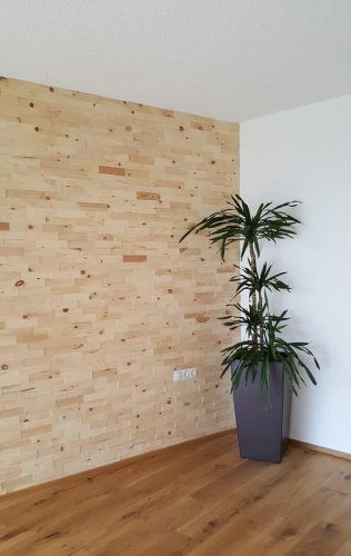 Realizace obkladu v obýváku z borovicových 3D lamel