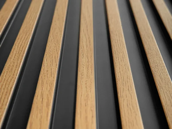 lamely z extrudovaného nenasákavého materiálu se strukturou dřeva na černém podkladu