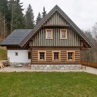 Realizace plastového šindele DDS II na krásné roubence