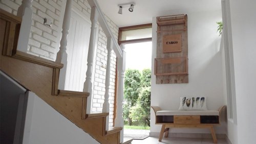 Realizace sádrového obkladu LOFT 1 – Bílé cihly na chodbě patrového domu