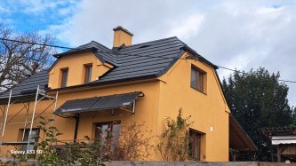 Realizace plastového šindele na žlutém rodinném domě