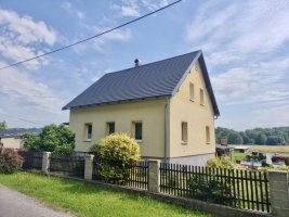 Realizace střešní krytiny EUREKO MODERNA na žlutém domě