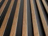 Detail lamelového panelu z extrudovaného polymeru imitující dřevěné lamely