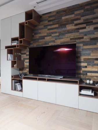 Dřevěné obklady za televizi