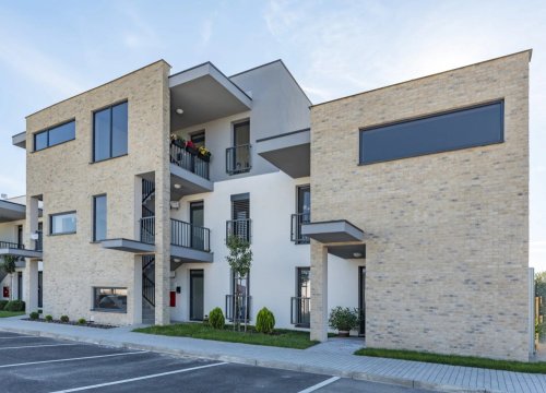 Realizace betonového obkladu CAMBRIDGE 2 – Cihlový obklad na bytovém domě