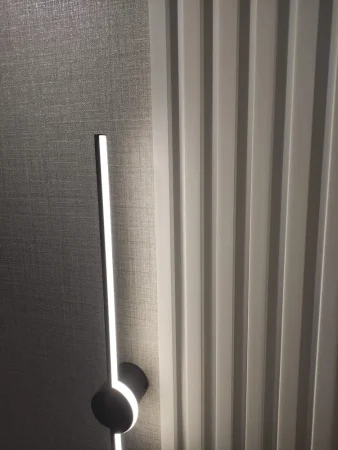 Realizace bílých lamel vhodné jako dekorační prvek do interiérů