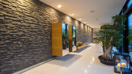 Betonový obklad GRENADA 5 – Šedá ve vstupní hale