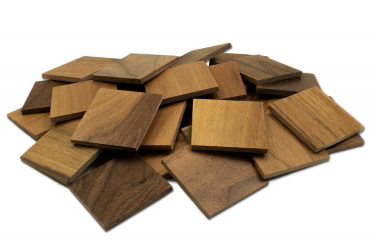 OŘECH 50, jednotlivé kusy 50 x 50 mm (0,0025 m²) nebo samolepící panel 300 x 300 mm (0,09 m²) - dřevěná mozaika 3D - Povrchová úprava: Broušený - olejovaný, Balení: 4 mm