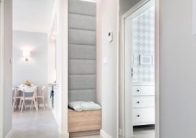 Realizace čalouněných panelů BASIC.01 – Šedá elegance v předsíni
