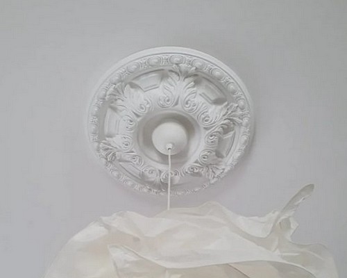 Lze do rozety schovat elektrický kabel?