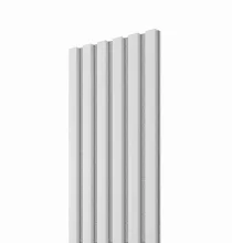 Stěnové obkladové panely s akustickým podkladem z PET lahví a s lamelami v bílé variantě Stěnové obkladové panely s akustickým podkladem z PET lahví a s lamelami v bílé variantě