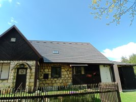 Realizace plastového šindele – Hnědý šindel na pohádkové chalupě