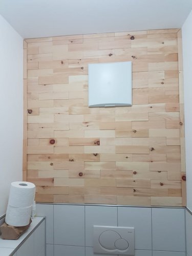 Realizace dřevěného obkladu z borovice na toaletě