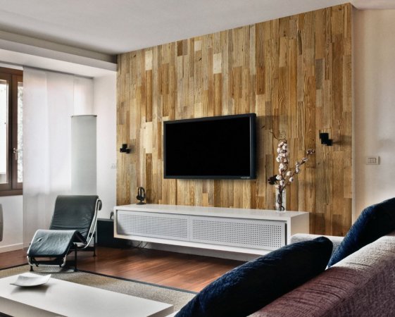Obklady ze dřeva za televizi