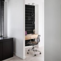 Realizace čalouněných panelů LOUNGE – Černé pozadí v malé domácí pracovně