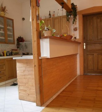 Realizácia dreveného obkladu na stenu v kuchyni na kuchynskom pulte