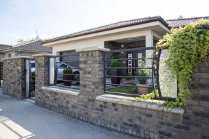 Realizace betonového obkladu COUNTRY 618 – Cihlové pásky jako součást plotu