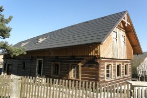 Realizace nové střechy – Plastový šindel na roubence