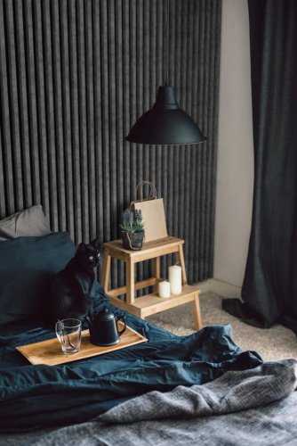 Realizace dřevěných lamel LINEA SLIM 3 – Šedé lamely v ložnici