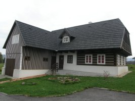 Realizace plastového šindel DDS II – Malebná černobílá roubenka