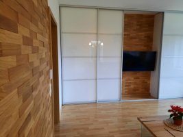 Realizace dřevěného obkladu v obývacím pokoji - dub