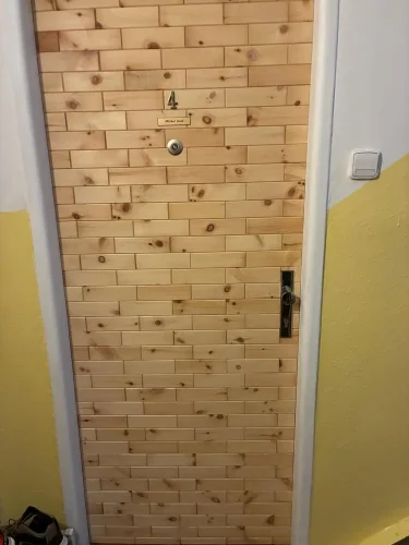 Realizace dřevěného obkladu vchodových dveří – Borovice Vejmutovka