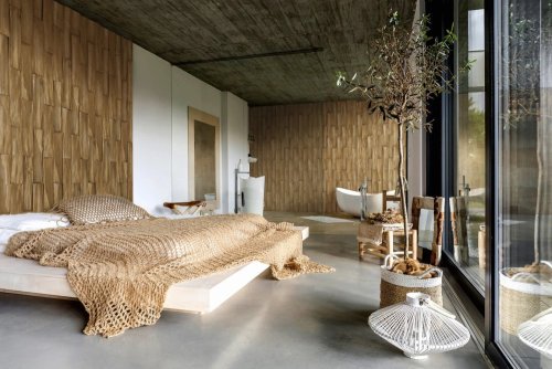Realizace betonového obkladu TIMBER 1 – Svislé dřevo v moderní ložnici