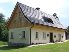 Realizace plastové krytiny DDS II – Originální střešní okno na chalupě