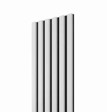 Stěnové obkladové panely s akustickým podkladem z PET lahví a s lamelami v bílé variantě