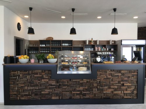 Realizace z dřevěného obkladu v podobě lodní mozaiky v prostorách restaurace