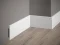 Podlahová lišta – PREMIUM, tvrdý plast PolyForce (HD Polymér), kvalitný biely lak (finálny povrch), 100 x 10 x 2000 mm