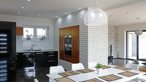 Realizace sádrového obkladu LOFT 1 – Bílé cihličky v kuchyni