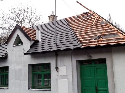 Realizace moderní střešní krytiny oživující postarší objekt