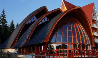 Realizace plastového šindel DDS II na horském hotelu