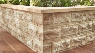 Realizace betonového obkladu ROMA 1 – Imitace kamene na opěrné zídce