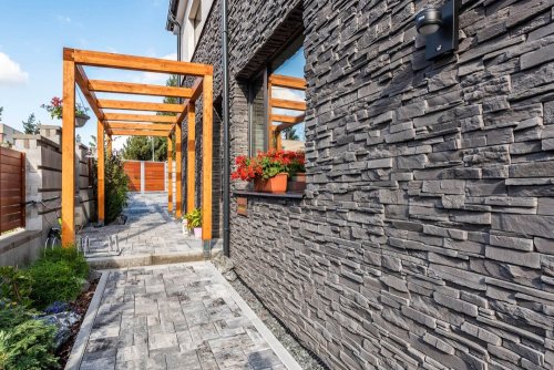 Realizace betonového obkladu GRENADA 5 – Šedý kámen kolem celého domu